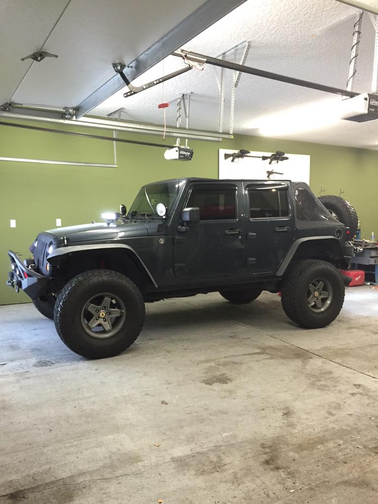timple_yohan's tweet photo. Kinda just chillin til this world apocalypse comes through #jeepbeef #jeepwork http://t.co/K4ChmZQJNW