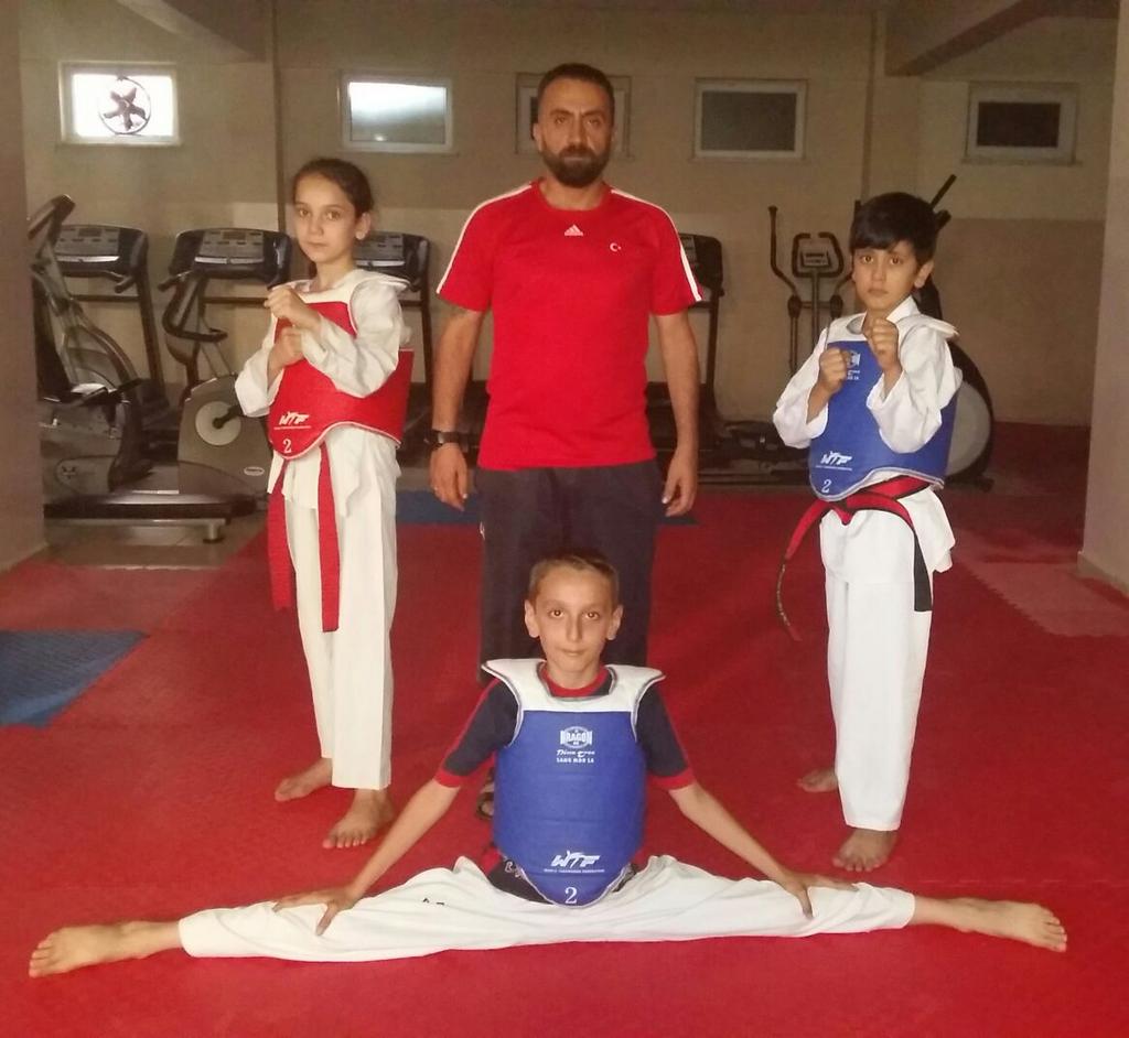 sahinbeyspormud's tweet photo. 'MİNİKLER ÇANAKKALEDE TÜRKİYE TEKVANDO SAMPİYONASI İÇİN DUA BEKLİYOR'@mtahmazoglu @cumaguzel27 @ODURNA @haliltozar27 http://t.co/7ifA6oB4QU