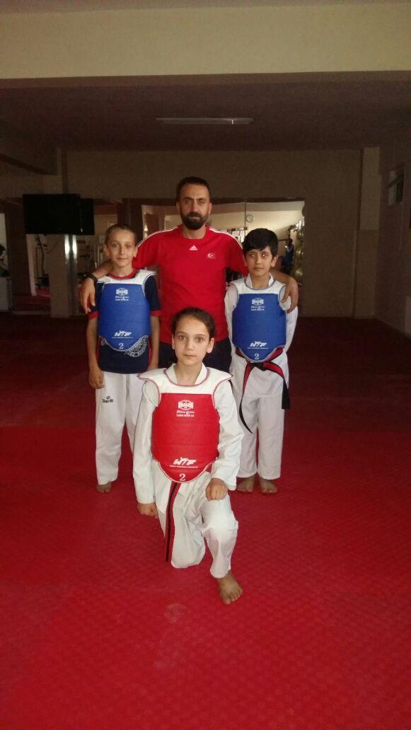 sahinbeyspormud's tweet photo. 'MİNİKLER ÇANAKKALEDE TÜRKİYE TEKVANDO SAMPİYONASI İÇİN DUA BEKLİYOR'@mtahmazoglu @cumaguzel27 @ODURNA @haliltozar27 http://t.co/7ifA6oB4QU