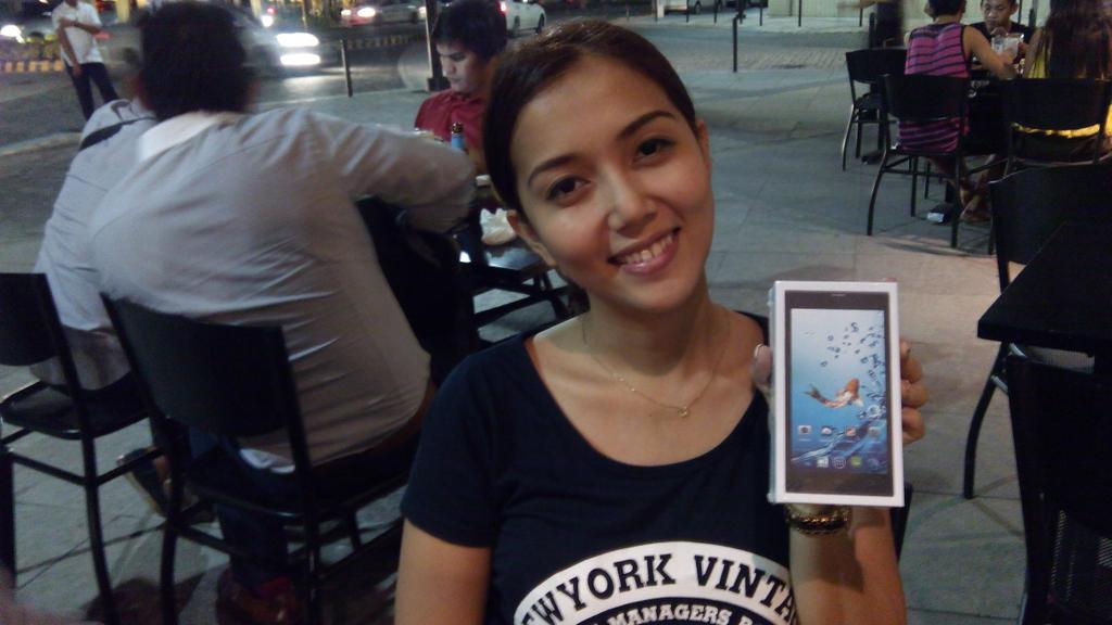 RaffyPekson's tweet photo. Celeb #Veems endorser #ChinaRoces with her new Kata i3S @veems_team #capturedbykata @GirlyGeekPH @wahpinas #pekson http://t.co/NofqcCuHrY