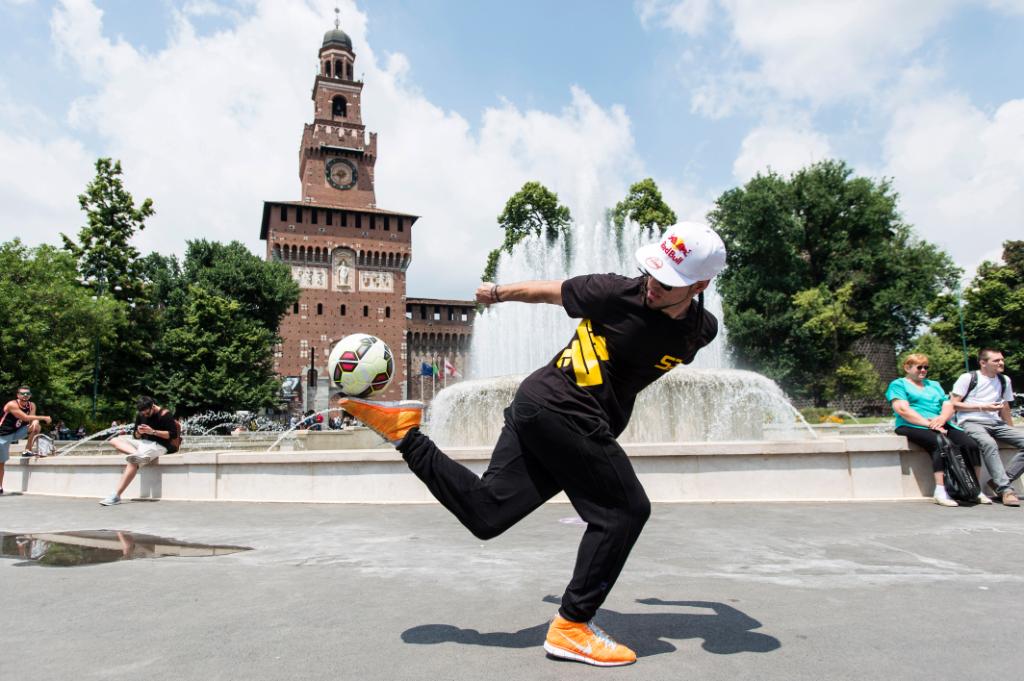 redbull's tweet photo. Round 2! Will @fantasyhachi finally be able to out-trick @seanfreestyle? #RedBullFantasy http://t.co/04WHxS1y0u http://t.co/EjEn4ClYeS