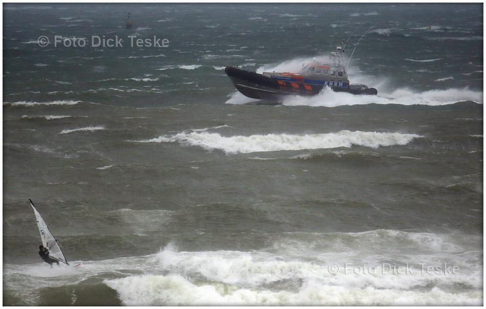 DTpersfoto's tweet image. De zee bij #Scheveningen zaterd omstreeks 10.00 u. @knrm melding+oefening #coderood #storm #weeralarm