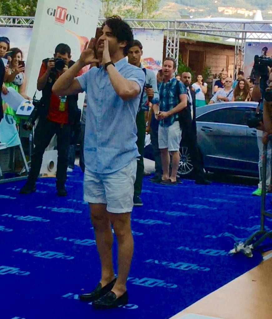 hrhellie's tweet photo. Darren Criss shouting "GRAZIE MILLE" at the end of the blue carpet. No, thank *you* Darren. #crissgiffoni #gleeffoni http://t.co/UGtCbMuzVO