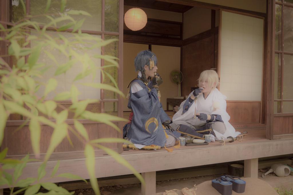 ライム No Twitter 速報 念願のじじい組の撮影 深夜撮影終わって1時間寝て行ったのに元気な自分に驚きつつ 目黒邸の暑さと格闘してましたw縁側が本当に似合う二人 Model 三日月 あおばさん 鶴丸 サイコさん 刀剣乱舞 三日月宗近 鶴丸国永 Http T Co