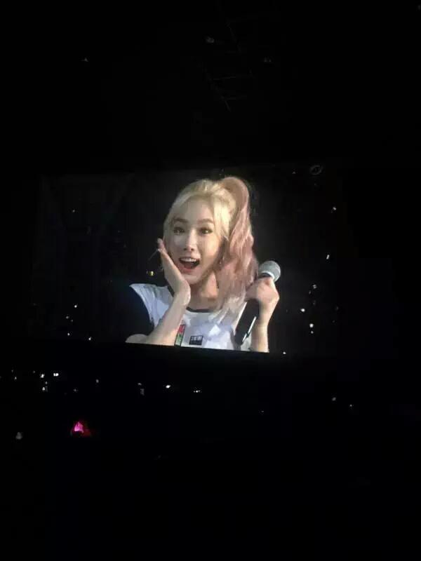 FanbaseTaeNy's tweet photo. [150725] The cutest Taeyeon SMTOWN in Osaka ending (cr: youthink_ss) http://t.co/UHcgMFNpL8