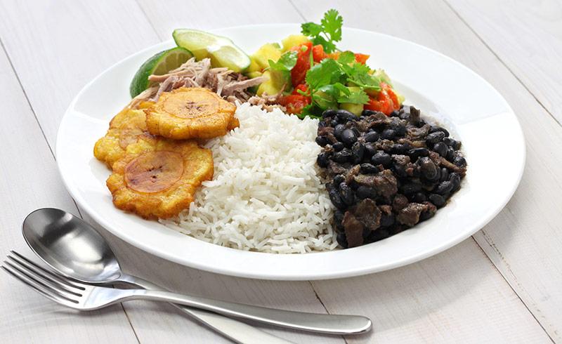 Riso e fagioli neri, cocktail e cafiroleta: l'allegria della cucina creola #ExpoNet magazine.expo2015.org/cs/Exponet/it/…