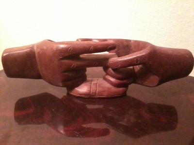 RealYOM's tweet photo. when Liberian men shake hands they end the dap with a loud snap,as seen in the carving. #LIBTAKEOVER #LIBindependence http://t.co/l3kVEVl8Ew