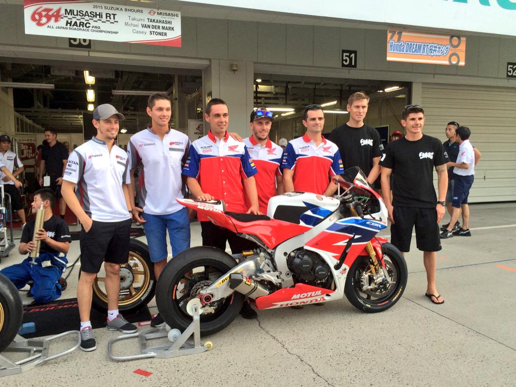 HondaRacingCBR's tweet photo. #Suzuka8H Champions encounter! #HondaRacingFamily http://t.co/DLBbT60k0G