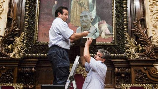 VAJA LA QUE VAN LIAR AHIR LLEVANT EL BUST QUE HI HAVIA A L'AJUNTAMENT DE BARCELONA!