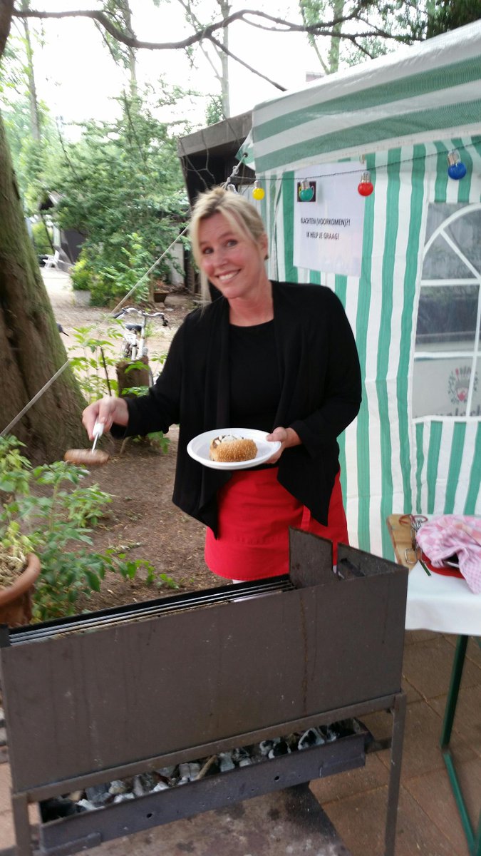annetwerk's tweet photo. Overdag bezig met burgers op het gemeentehuis, 's avonds bezig met burgers op de tennisbaan #opentoernooi Slotervaart http://t.co/FRodSuPO4G