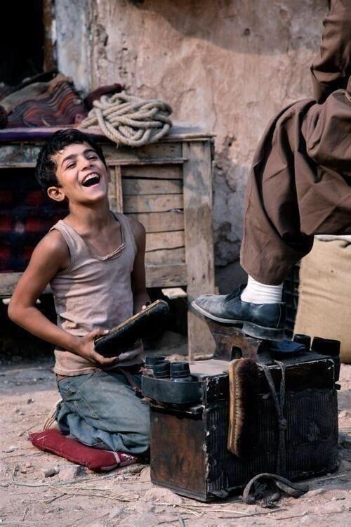 ابتسامه الفقراء تخبرنا بأن السعادة ليست كلها بالمال !!  CKwSTW9UYAAG9Uj