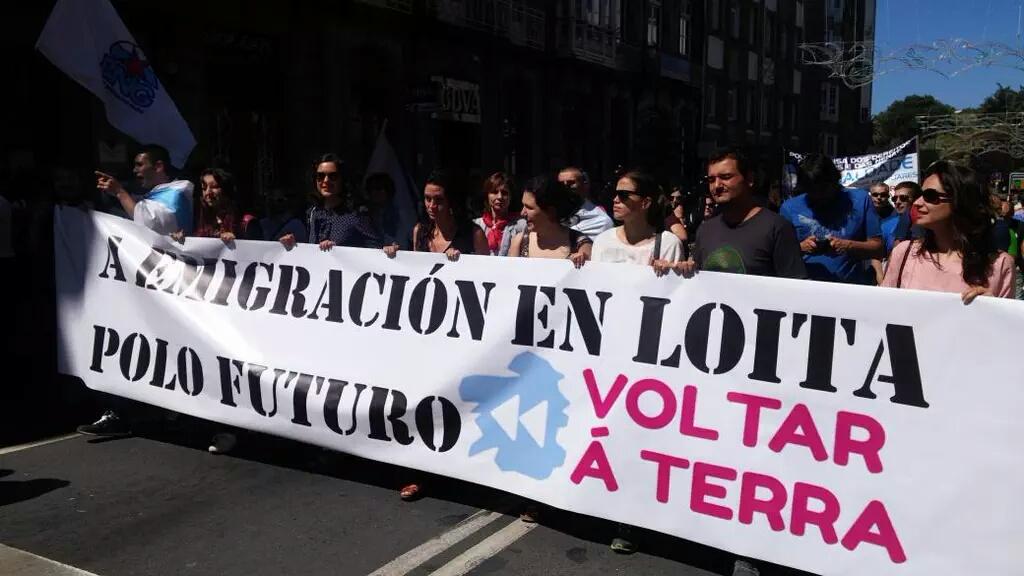 VoltaraTerra's tweet photo. Queremos vivir e traballar no noso país, hoxe loitamos por voltar á terra!! #DiaDaPatriaGalega http://t.co/U19qpVhzWv
