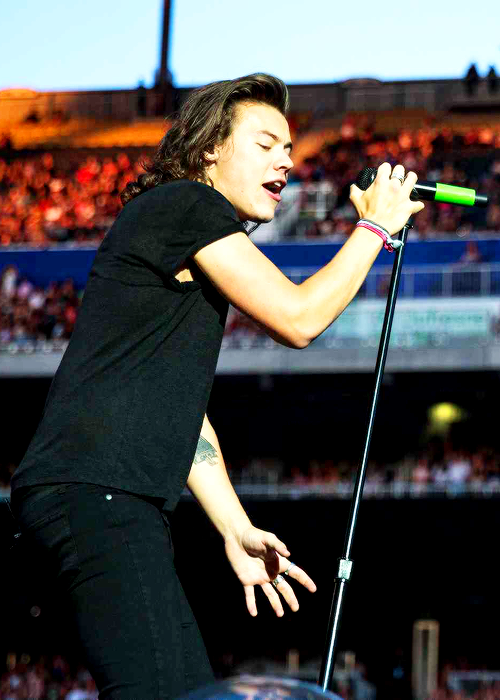 AreNotFriends's tweet photo. Winnipeg, 7/24 #OTRAWinnipeg #harrystyles #OneDirection http://t.co/t9wI99ZZvf