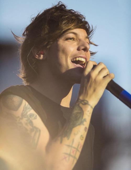 AreNotFriends's tweet photo. Winnipeg, 7/24 #OTRAWinnipeg #LouisTomlinson #OneDirection http://t.co/3ehqHTPBic
