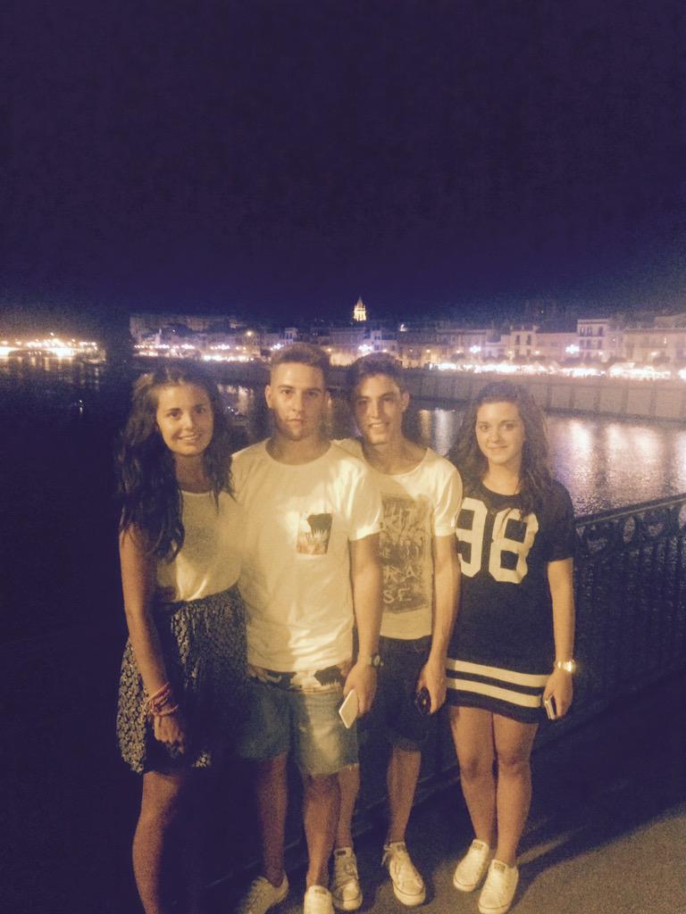 ana_alv_zar's tweet photo. Antes de Salou un poco de visita turística por Sevilla 😃🌃 @MoOya_2 @CynthiaTuratti @VictorJuAl http://t.co/CYqzX70onn