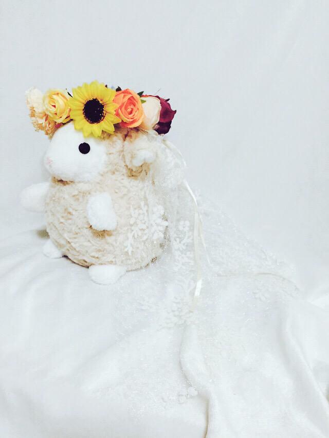 베이지꽃양입니다! 화관에 비즈가 달린 레이스 원단을 연결시켜줬습니다. 한 마리 입니다~