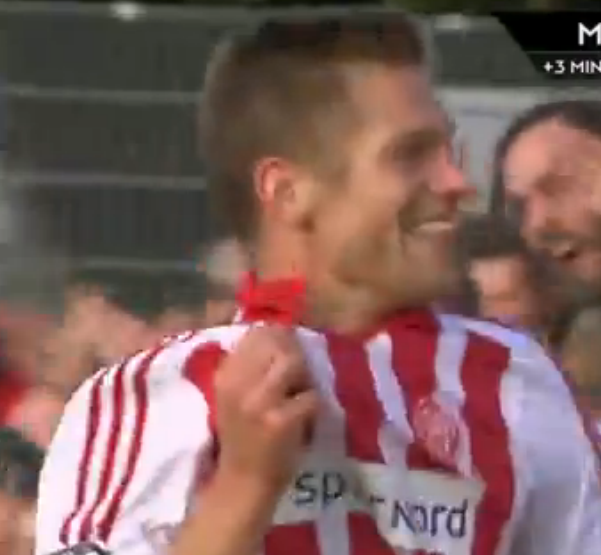 Renejoergensen's tweet photo. Hvem fortæller Kasper Risgård, at Aab-logoet sidder i venstre side af trøjen? @aabsportdk @TV3sportSL #sldk #hobaab http://t.co/kvUQfjeFxg
