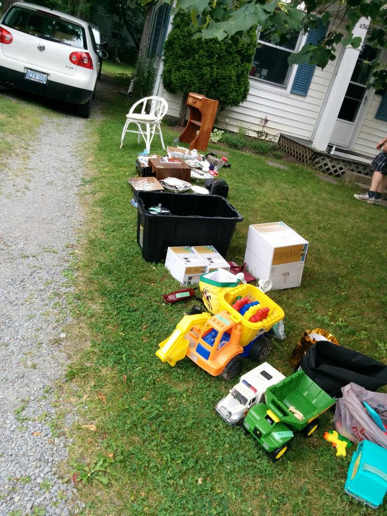 jberlingeri's tweet image. Looking for a great yard sale in @Ptbo_Canada ?  Come to 656 Stewart Street! #yardsale #findtreasures