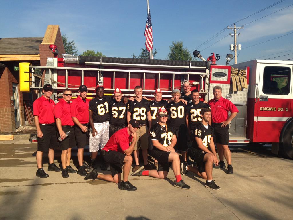 CanvassTNSFMO's tweet photo. Hendersonville FD and HHS Commandos are ready to make Sumner County #FireSafe! #MurphyFair http://t.co/Dnwi61IOqQ