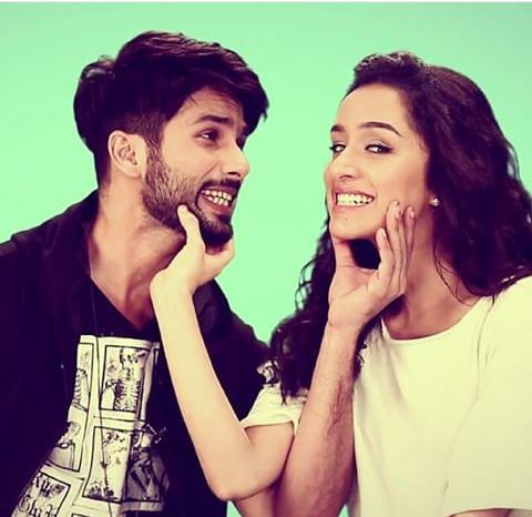 firefliesthough's tweet image. #Unseen #HaiderPromotions 
These Two Cuties 😊☺😍😘❤
#SkullAttack ;)