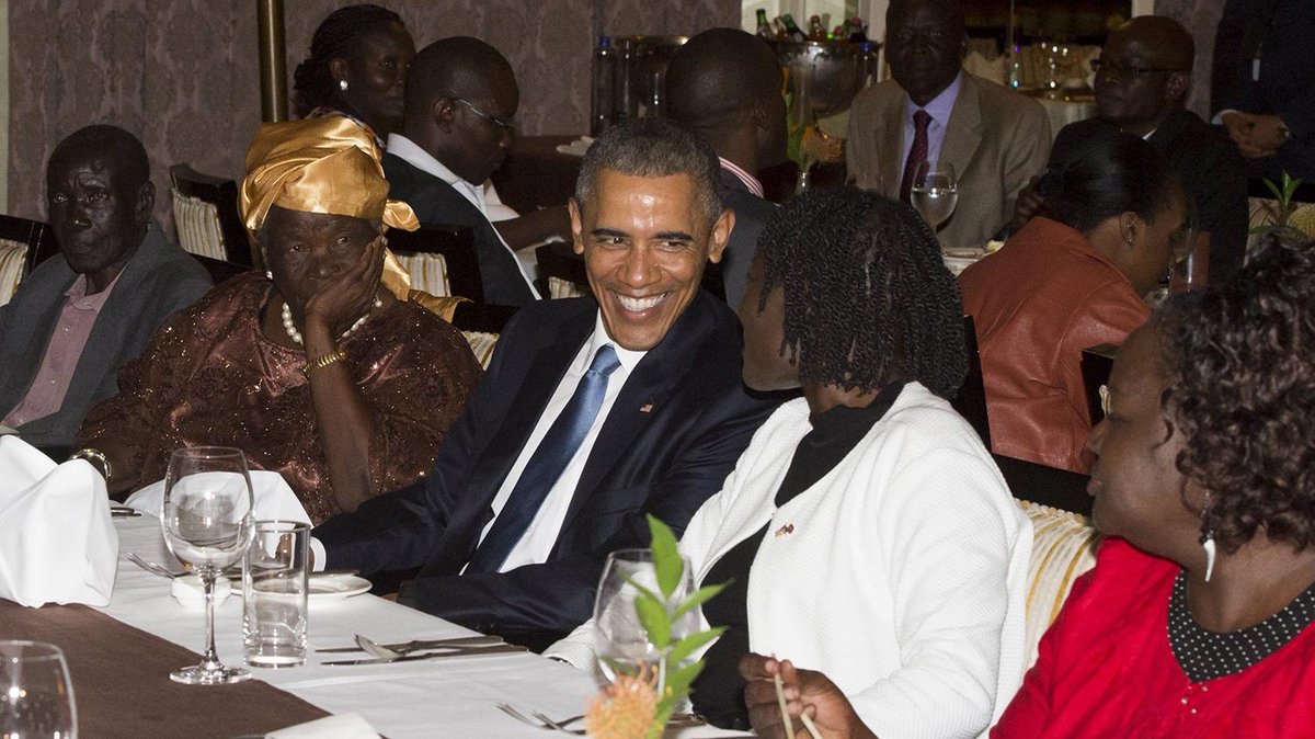 bpolitics's tweet photo. President Obama kicks off Kenya visit with a mini family reunion http://t.co/OL4VzvXemi http://t.co/alJ3pbc0oC