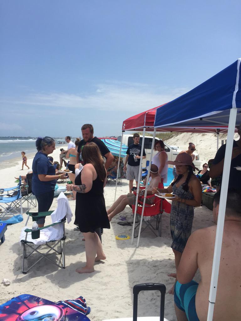 VastBridges's tweet photo. Vast Bridges company beach picnic 2015 is well underway! http://t.co/1eWjpIOBSa