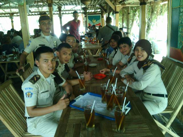 Ent9ball's tweet photo. Alalbihalal keluarga besar AKPELNI kasta KUDUS http://t.co/RIHEf9Herw