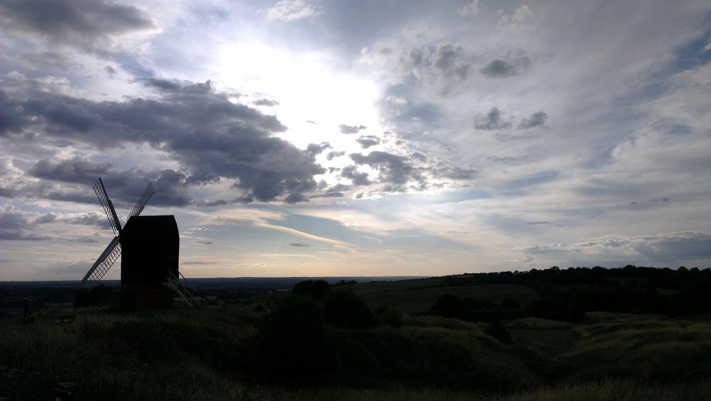dan_fol's tweet photo. Beautiful evening back home in Oxfordshire. #viewfromthepub #BrillHill http://t.co/qIIm43Ve8w