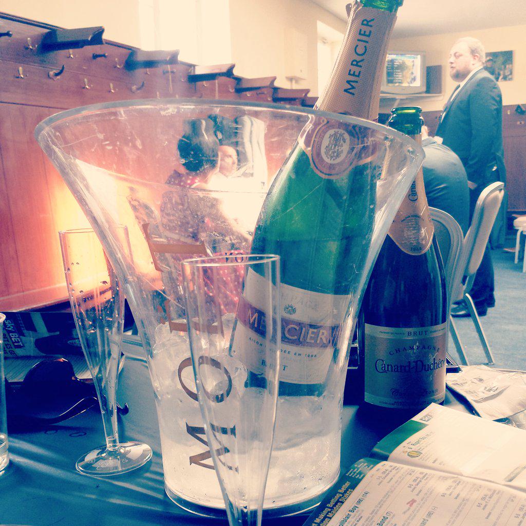 HelenxHunt's tweet photo. #winningstreak #girlsday #fizzwithfriends #yorkraces #champagne #social #funtimes http://t.co/qu2cnHSMhv