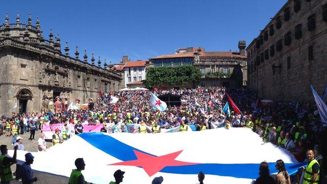 eldiarioes's tweet photo. La exitosa marcha unitaria en el Día Nacional supone un impulso a la confluencia en Galicia http://t.co/MUBqTaliwi http://t.co/TNIiXlszm4