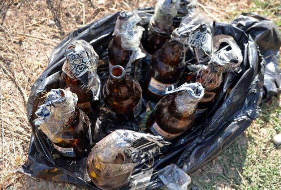Polis, Dbakır/Bağlar Turgut Özal Caddesinde yol kenarında bir pakette 9 adet molotof kokteyli buldu..