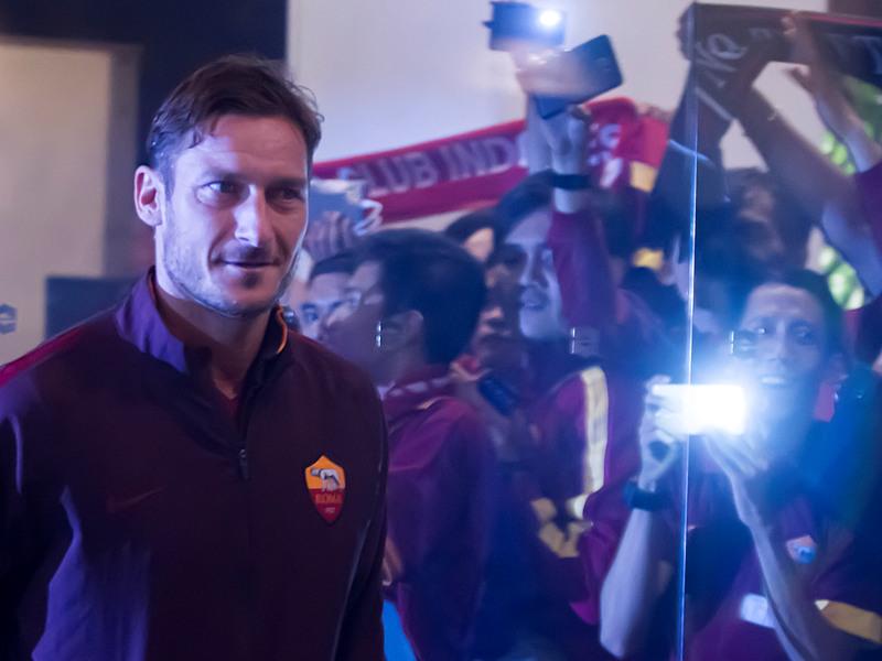 VIVAcoid's tweet photo. RT @VIVAbola: Bawa Red Team AS Roma Menang, Totti Jadi Bintang di SUGBK http://t.co/z0cJvCQxtu http://t.co/k1ZOLZbdY7