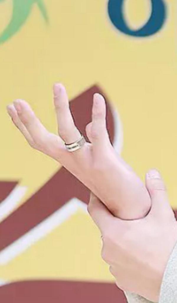 broccccolli's tweet photo. the ring is just so beautiful on chanyeol's finger.. chansoo ring!!!

#soundwavering http://t.co/Jtt84dCARF
