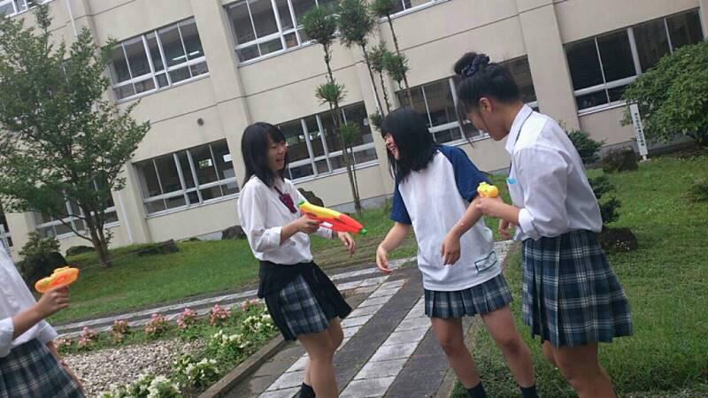 なつこ みんな２０歳か そういえば高校生の頃はみんなに顔面とか水鉄砲やってもらったな ジャージ着替えてゆわれて 着替えたらこれ 懐かしい ラストティーンをどう過ごそうか 答えは勉強 笑 Http T Co 90tres1mjz