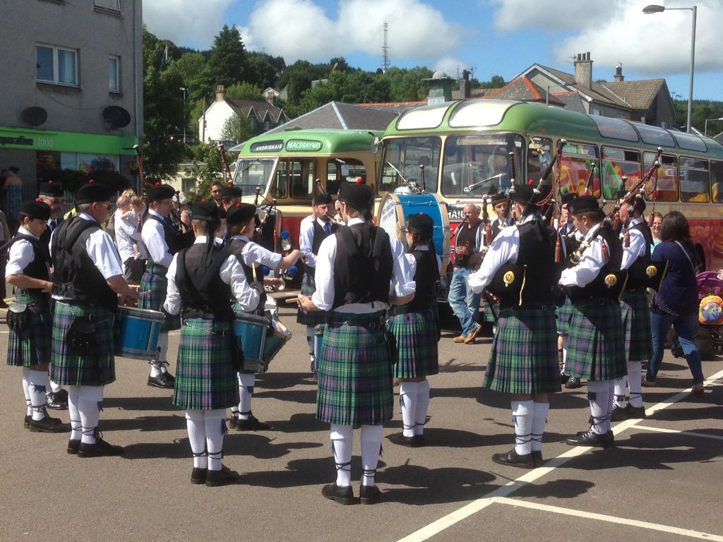 _MAPB_'s tweet photo. #midargyllpipeband #ardrishaiggaladay #macbraynes #bus #sunshine #pipes #drums #pipeband http://t.co/Na1yT7zZcF