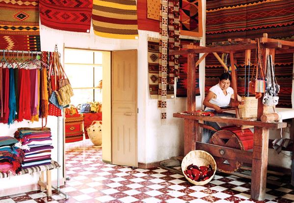 Oaxaca_Digital's tweet photo. Teotitlán del Valle, rincón de #Oaxaca donde se trabaja de forma excepcional la lana http://t.co/XVT43HbXWd