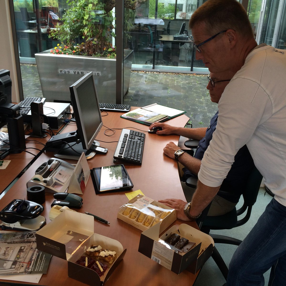 Even collega's belast met de coördinatie <a href="/Stadsbeheer010/">Stadsbeheer010</a> ivm stroomschade voorzien van iets lekkers. #24/7 @