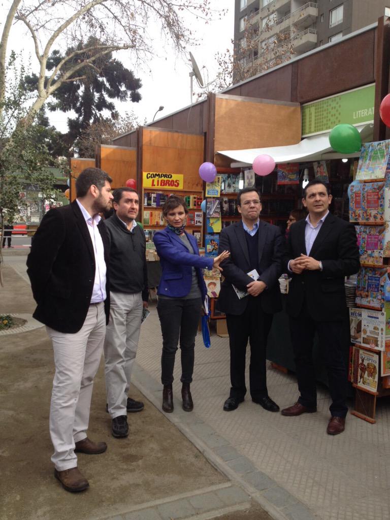 Sercotec_Chile's tweet photo. Programa #BarriosComerciales llega a emblemático #SanDiego @meconomia @Muni_Stgo #libreros #PabloHuneeus @sercotecrm http://t.co/Bj5C163AT4
