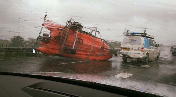 BuienRadarNL's tweet image. Chaos op de weg door #zomerstorm rtlnieuws.nl/nieuws/liveblo…