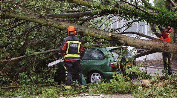 BuienRadarNL's tweet image. Chaos op de weg door #zomerstorm rtlnieuws.nl/nieuws/liveblo…
