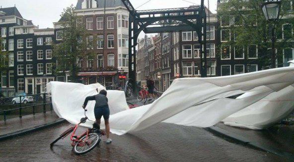 BuienRadarNL's tweet image. Chaos op de weg door #zomerstorm rtlnieuws.nl/nieuws/liveblo…