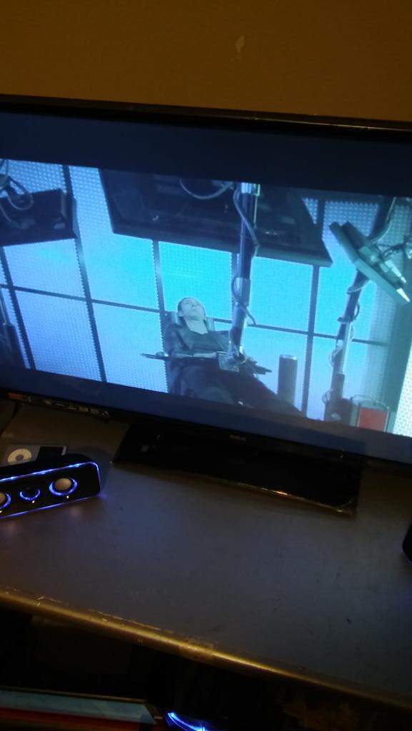 1dervision's tweet image. Me when i get home... #robotears