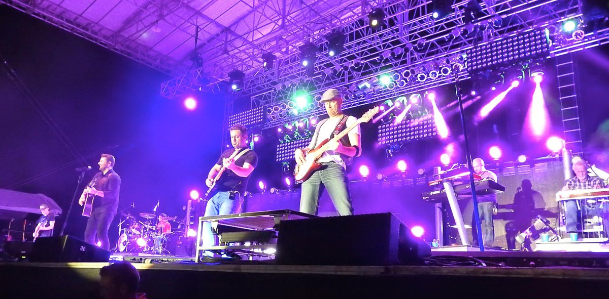 pjt0212's tweet photo. .@ChrisYoungMusic and band at work. @kdcnash @stevefromaus @MasonE81 @groovn82 @montasaurus #TerryCrisp #Ruckus2015 http://t.co/F5Nxdd65N0