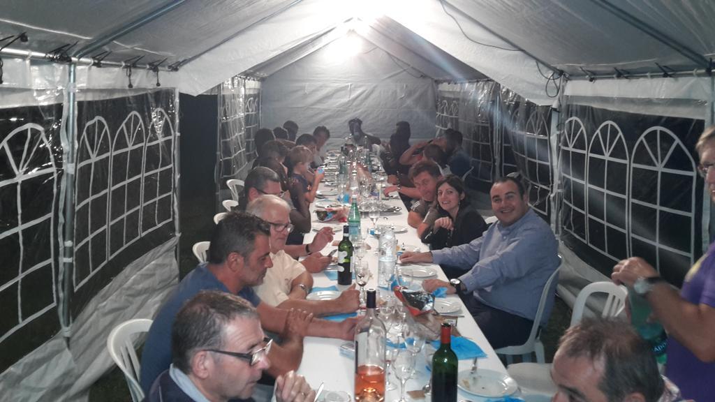 FCLibourne's tweet photo. Vendredi soir après l'entrainement. Premier repas entre joueurs seniors A, Staff et Dirigeants. http://t.co/tH9hKbYgvD