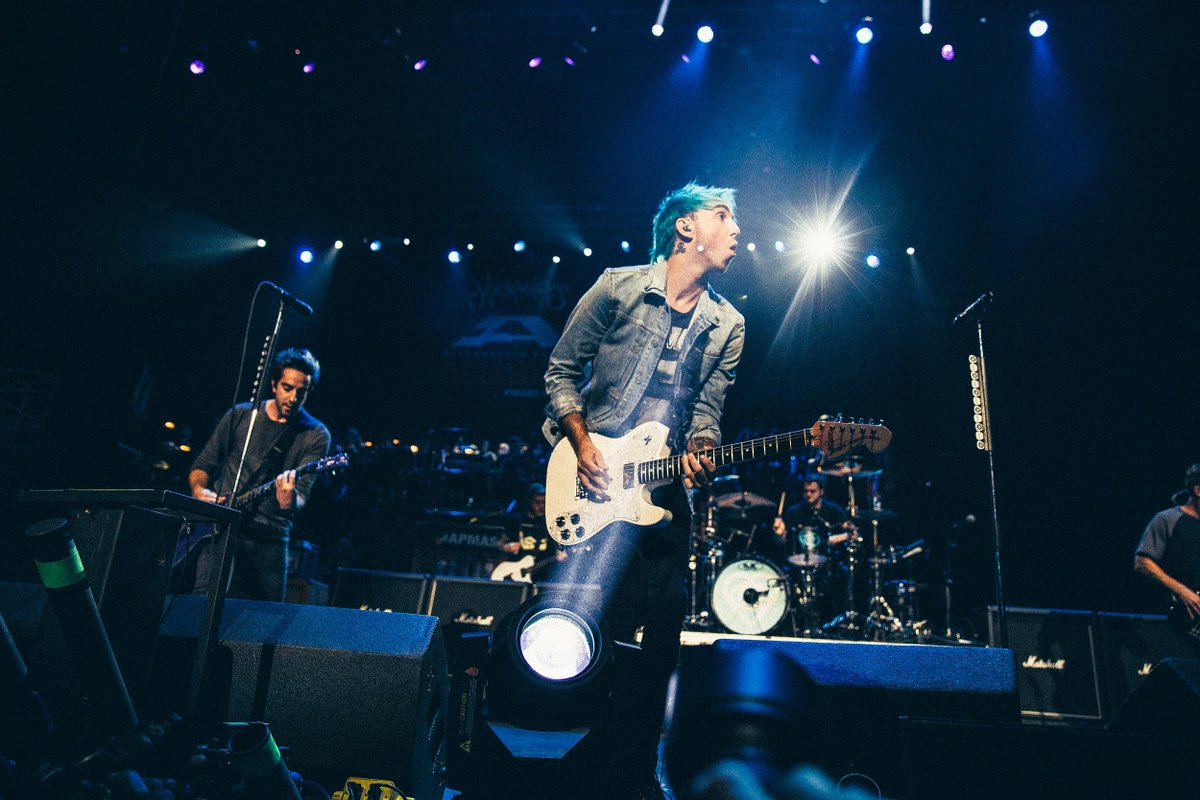 mamamaysa's tweet photo. I snapped some photos of the #APMAs for @idobiradio. you may scope some out here http://t.co/oMZMoBC6Q0 http://t.co/12RsPb30ht