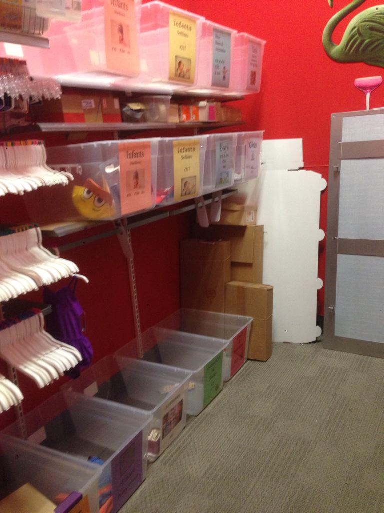 Rblech4's tweet photo. Continuing to focus on our #pathtoresults and store brand...fitting room is clean π @AbbyRupnow @laren_john http://t.co/VuYDekVUgP