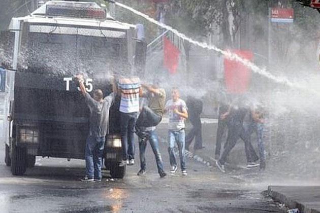 syndicalisms's tweet photo. #Turkey: Riots and police violence with TOMAs, rubber bullets, and tear gas now in Gazi district of #Istanbul. http://t.co/PS8P3pTKaU
