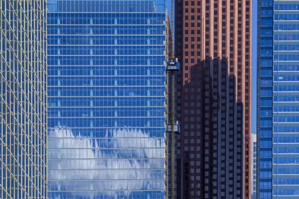 LoriMichelle02's tweet photo. Look up! Work elevators ascend the rising  #BayAdelaide center in #Toronto's #FinancialDistrict http://t.co/pcwPphnnzr