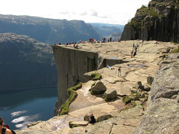 turismomania_es's tweet photo. Descubriendo el ‘Preikestolen’, el famoso púlpito de Noruega   http://t.co/lmUpadCfhg http://t.co/P6LpPMXeZ6