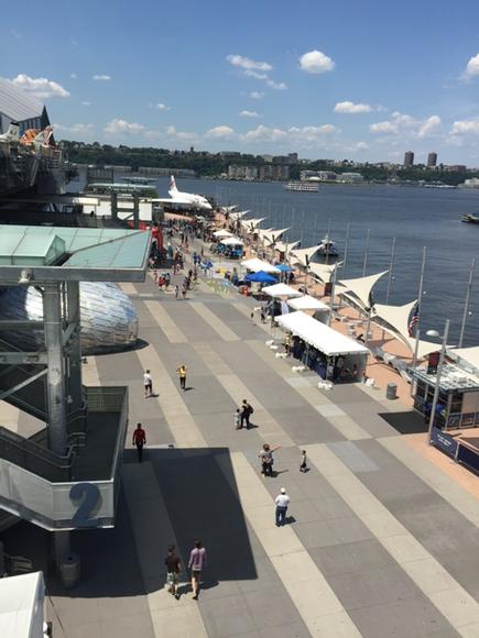 MarinaGuiomar's tweet image. What a gorgeous day for some science and space discoveries @IntrepidMuseum #SpaceScienceFestival